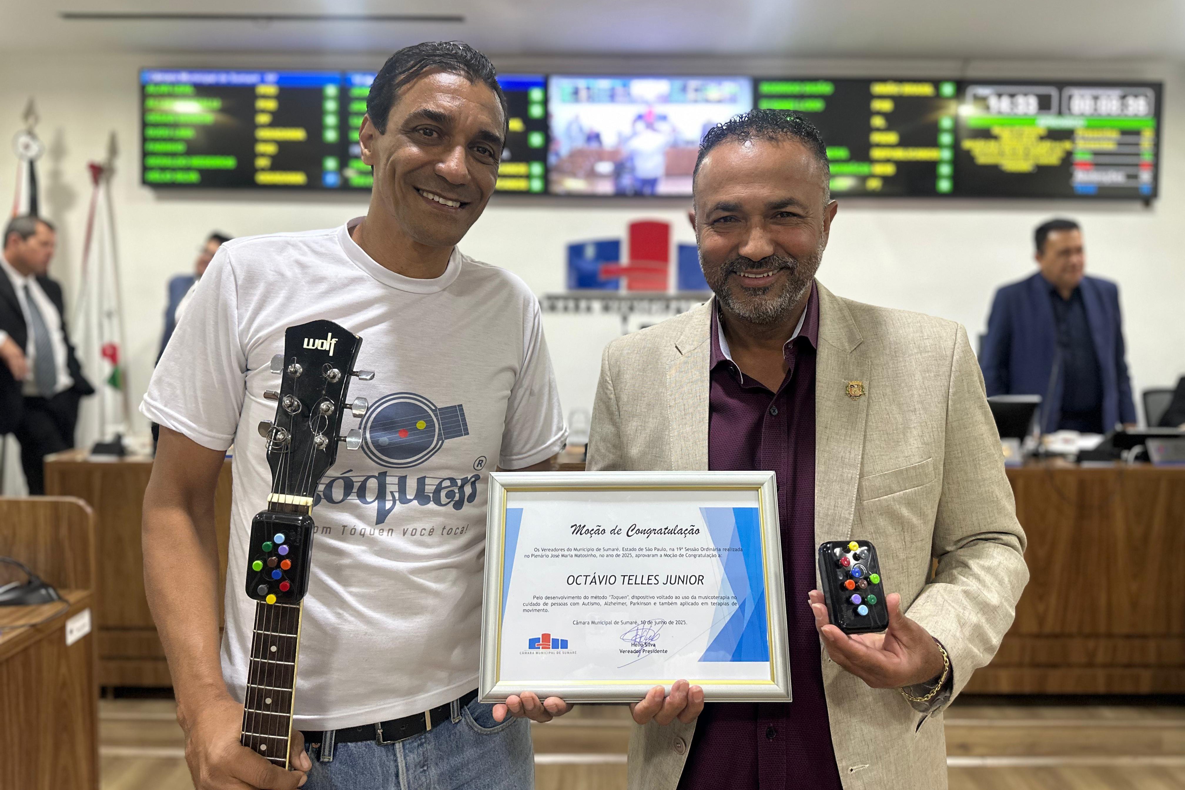 Presidente Hélio Silva presta homenagem a sumareense desenvolvedor de aparelho facilitador de acordes para musicoterapia