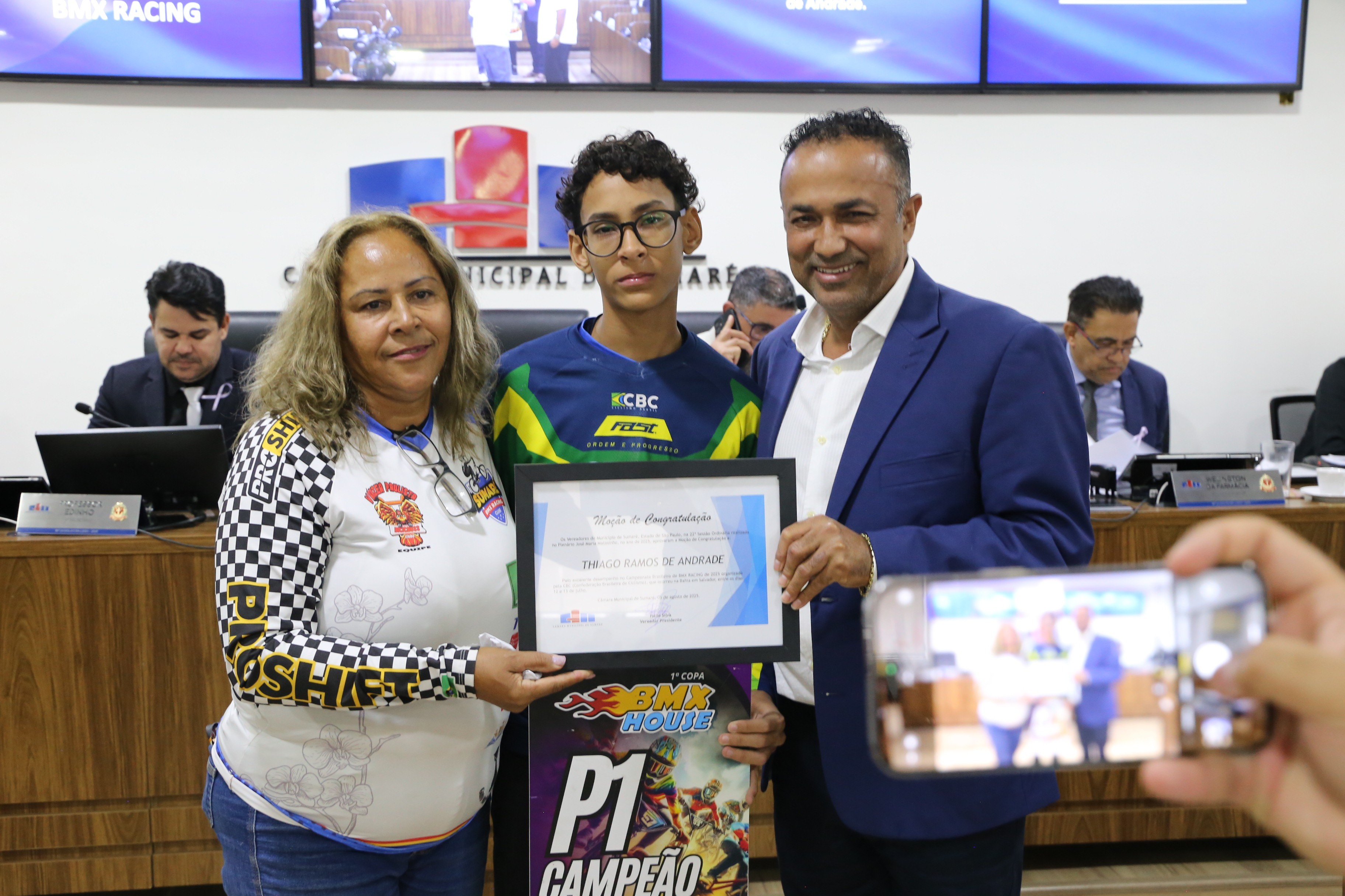 Presidente Hélio Silva homenageia atleta por destaque em campeonato de BMX Racing