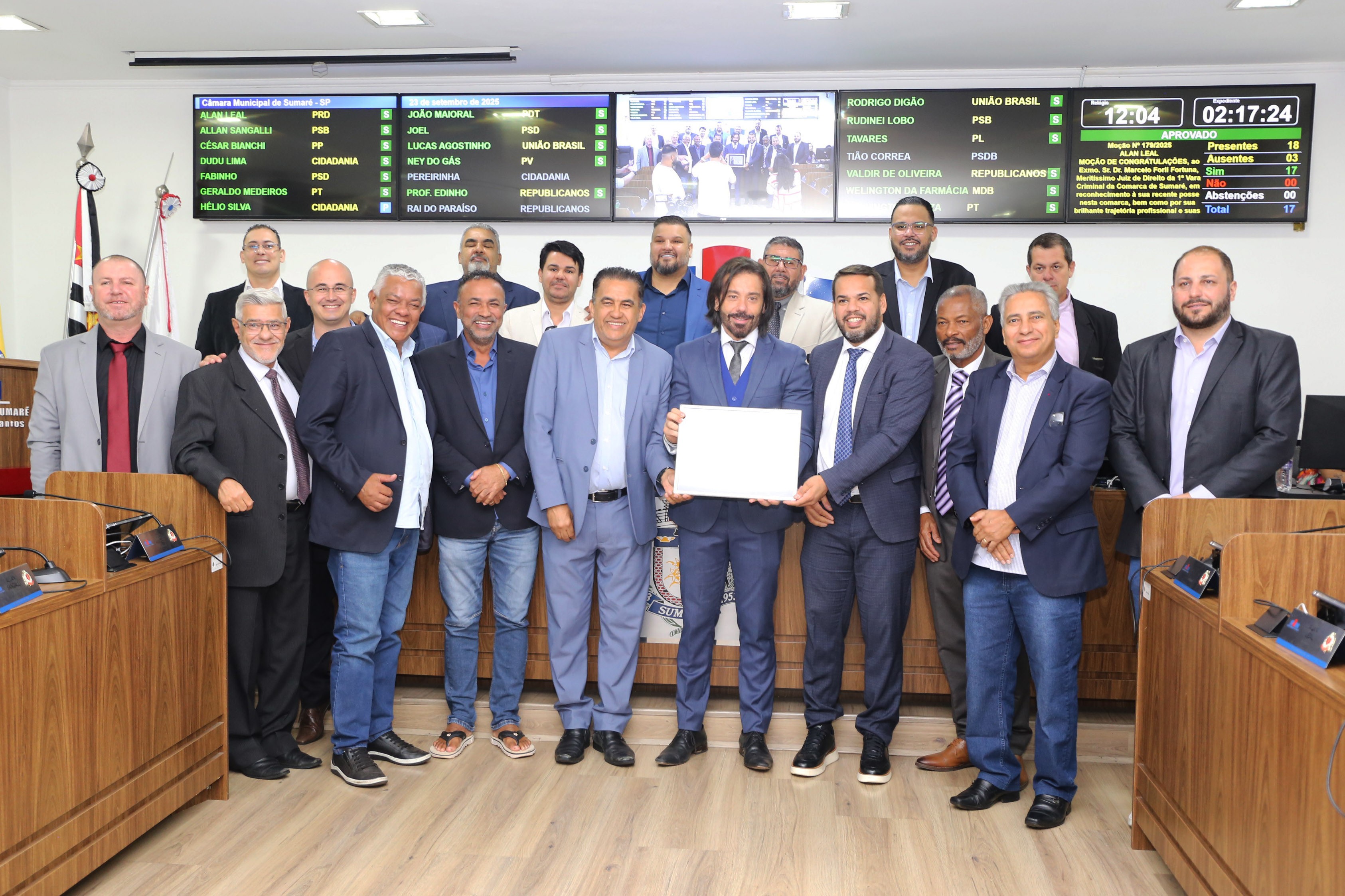 Vereadores homenageiam juiz da 1ª Vara Criminal de Sumaré