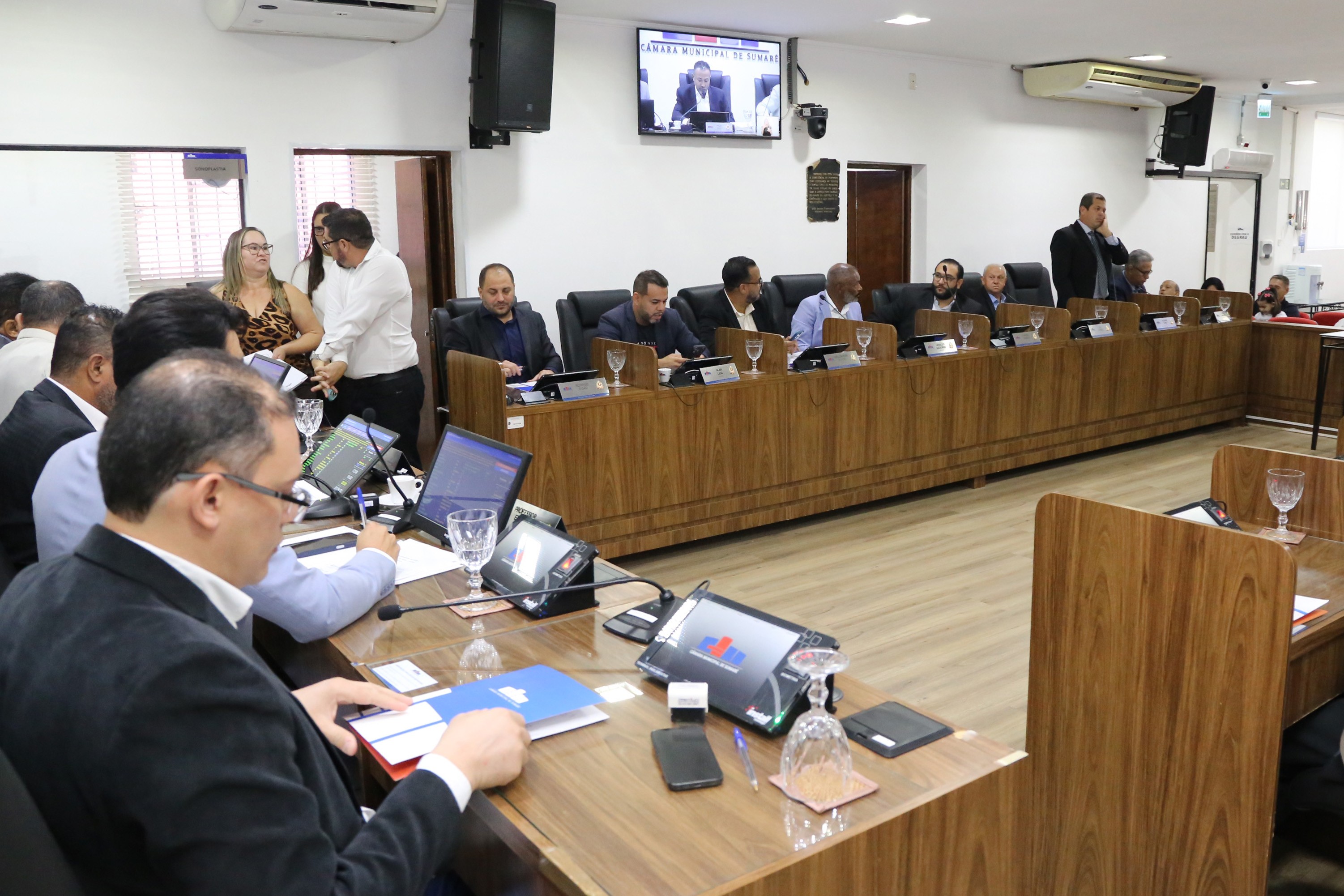 Projeto de lei propõe regras para painéis de LED e outdoors digitais em Sumaré