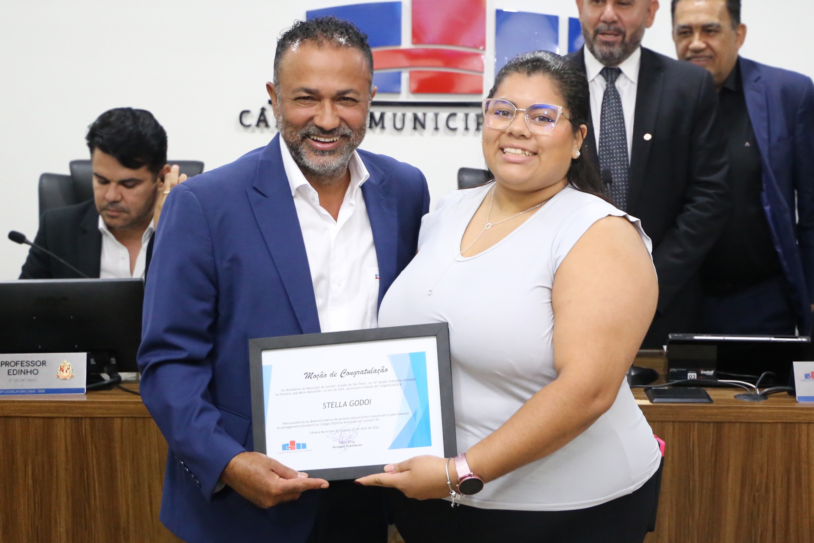 Presidente Hélio Silva homenageia professora por inovação e protagonismo estudantil 